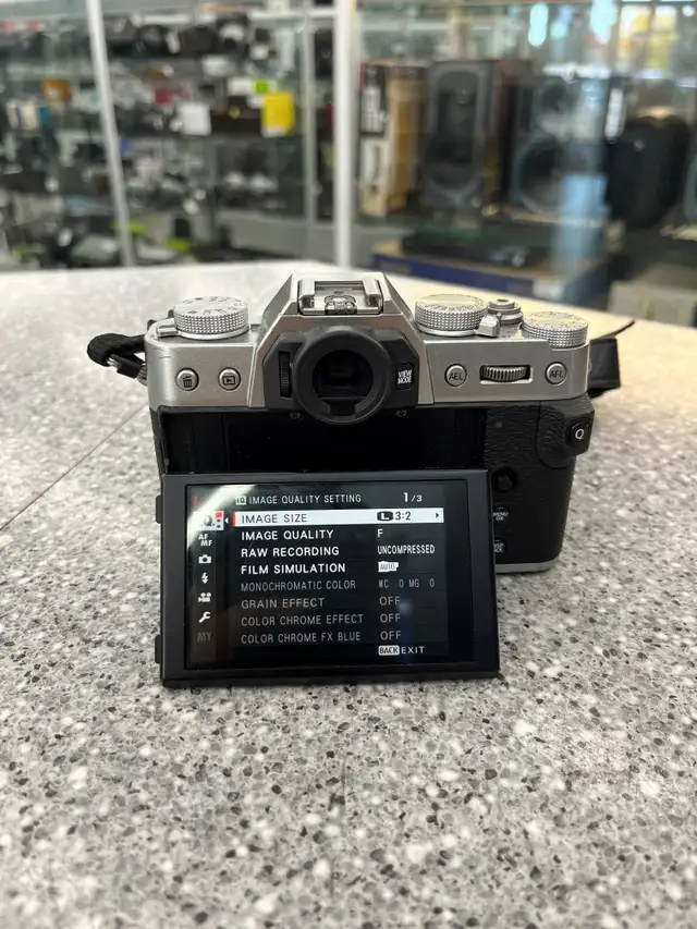 Fujifilm X-T30 II Mirrorless Camera (body only) in Cameras & Camcorders in City of Toronto - Image 3