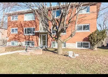Spacious 2 Bedroom Apartment! (Unit 4) Come check out this bright and spacious apartment. Perfect fo...