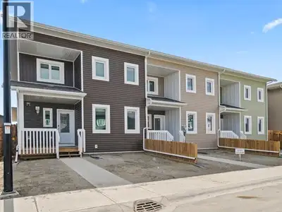 Gorgeous townhome built by Whitewater Homes! Easterly-facing backyard & holds a 'Super Green' status...