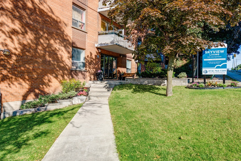 BACHELOR APARTMENT FOR RENT!  (Jane & Eglinton) 2