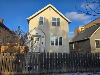 4A//Winnipeg/Offers as received. Great starter home! 4 bedroom, 2 bathroom! Home has a lot of potent...