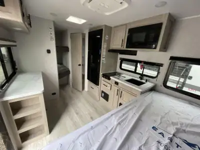 We are looking for good pre owned Rv's to buy or consign!! East to West Della Terra LE travel traile...