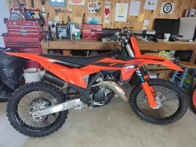 -KTM 150 - Année 2025 -4 heures seulement au compteur, encore en rodage. - Starter électrique - Full...