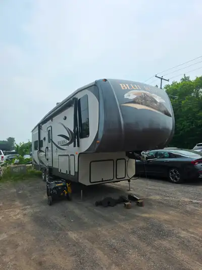 Roulotte fifth wheel 2013, 31pi , 1 chambre fermée, 1 salle de bain, divan lit en cuir