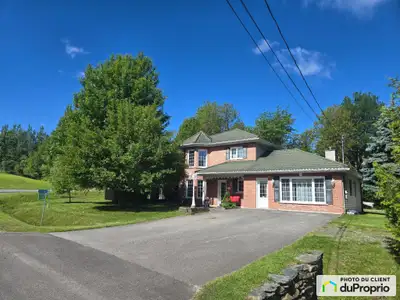 Maison unifamiliale de 2 étages, très bien entretenue, située dans un secteur paisible. planchers ch...