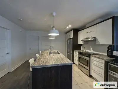 Spacieux 4 1/2 situé dans un immeuble bien entretenu avec faibles frais de copropriété. Ce condo lum...