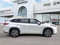 Drive with absolute confidence in this striking White 2022 Toyota Highlander XLE Sport Utility, engi... (image 6)