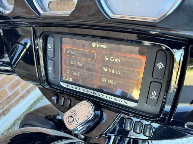 2017 Harley-Davidson Street Glide Special **SCREAMIN' EAGLE PIPE in Sport Touring in Markham / York Region - Image 17