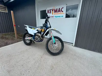 READY TO GO THIS CLEAN BIKE WITH ONLY 2.7HRS ON COMES WITH SPARE YELLOW PLASTICS FINANCING AVAILABLE