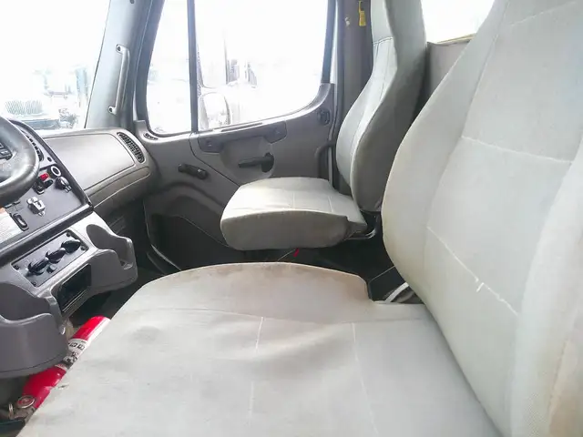 2017 Freightliner M2 in Heavy Trucks in Hamilton - Image 17
