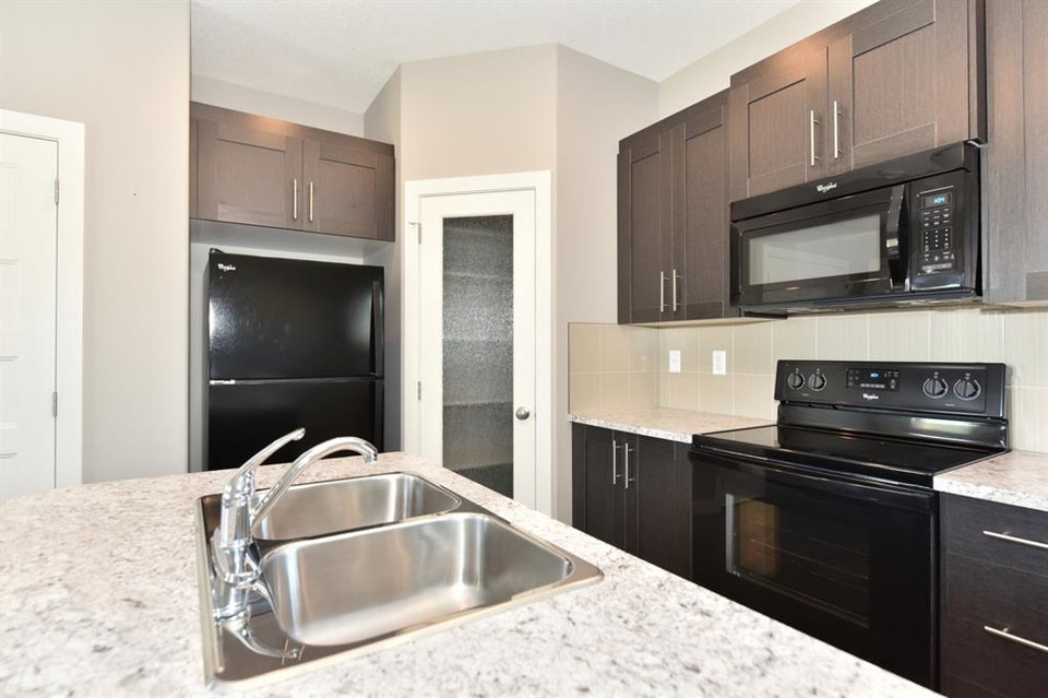 ⭐ONE MONTH FREE⭐ 2 Bed Lower Suite with Walk-Out Patio in Sylvan 3