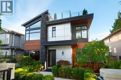 City views and exceptional VictorEric West Coast Modern architecture set this South Vancouver home a...