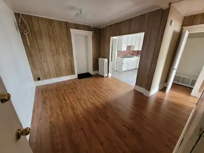 Renovated cozy 1 berdroom unit situated at 529B Pitt Street. Heating and Hot Water included $1475/mo...