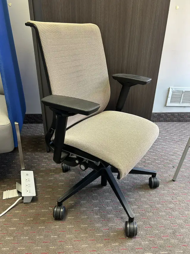 Steelcase Think V1  & V2 Chair | Excellent Condition | Call us! in Chairs & Recliners in Mississauga / Peel Region - Image 3