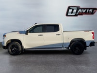 The 2022 Silverado has elements that reinforce the trucks wide, stable and confidence-inspiring stan... (image 1)