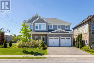 BEAUTIFUL MOUNTAINVIEW BUILT FORMER MODEL HOME! This over sized & spacious 2-storey features a natur...