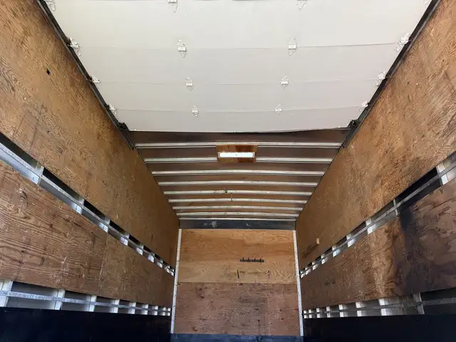 2019 Isuzu NRR 20 Foot Cube Van in Heavy Trucks in Delta/Surrey/Langley - Image 16