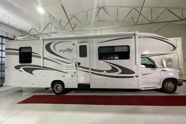 2010 Jayco Greyhawk 31GS - Pre-Owned Class C Motorhome in RVs & Motorhomes in Red Deer - Image 3