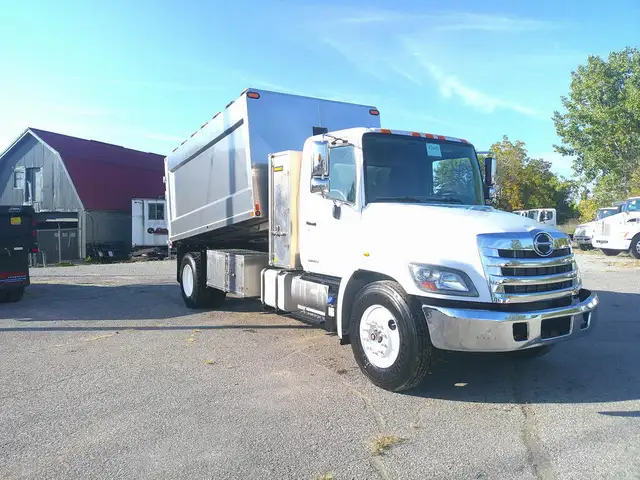2019 Hino 338 in Heavy Trucks in Hamilton - Image 3