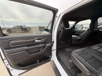 SPECIAL! This truck features a 6 month 10,000 KM Powertrain Warranty! With 186,136 km on the odomete... (image 5)
