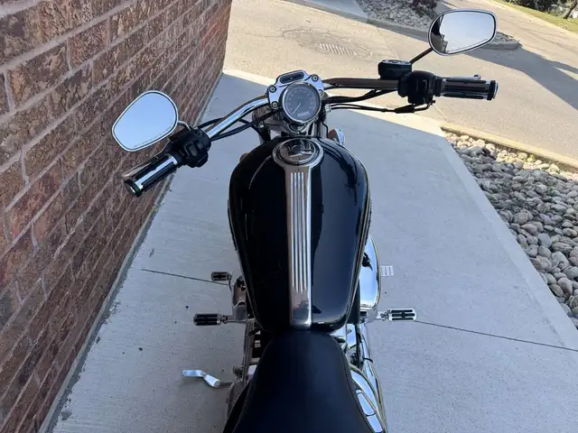 2006 Harley-Davidson XL1200C Custom **CANADIAN BIKE** **LOW KM** in Street, Cruisers & Choppers in Markham / York Region - Image 17
