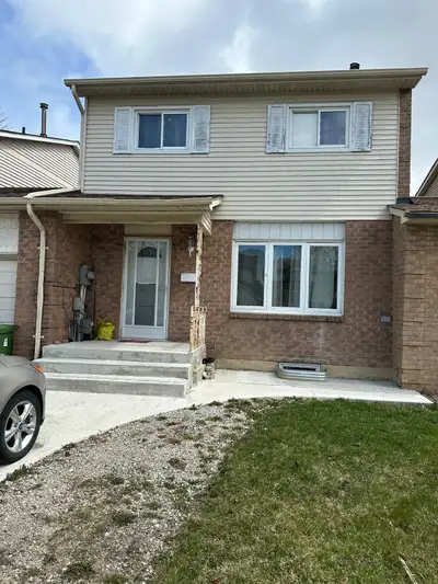 Full House near HUMBER COLLEGE NORTH - Toronto conveniently located 2-5 minute walk to campus 3 Bedr...