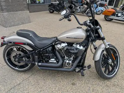 Price does not include $299 dealer fee and taxes 2018 Harley-Davidson Breakout 114 with only 12,267...