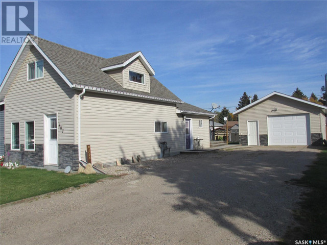 807 Centre STREET Nipawin, Saskatchewan in Houses for Sale in Nipawin - Image 2