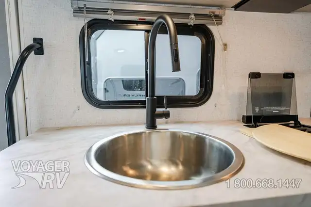 2027 Winnebago Sunflyer 22RS in Travel Trailers & Campers in Kelowna - Image 11