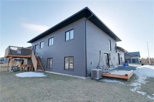 Don't miss out this incredible opportunity of securing this gorgeous lower 2 bedroom spacious unit t...