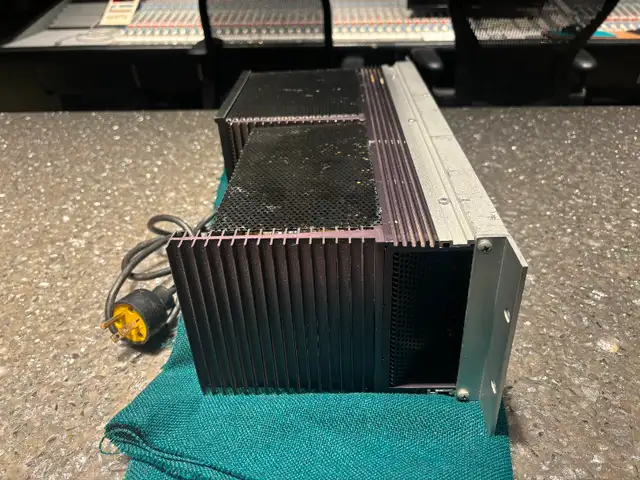 Vintage Crown D150A Stereo Power Amplifier in Stereo Systems & Home Theatre in Mississauga / Peel Region - Image 5