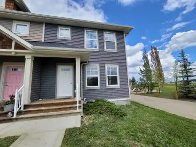 Beautiful 3 Bed, 1.5 Bath in Exciting Sylvan Lake!