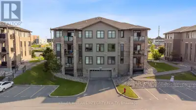 Chic & Spacious 2 Bed + Den Corner Condo in Prime Stittsville Location. A rare opportunity for downs...