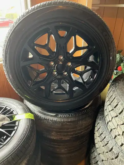 265-50-20 BRIDGESTONE ECOPIA USURE ENTRE 4/32 ET 6/32 SUR MAGS 20POUCES NOIR D'ORIGINE GRANDCHEROKEE...