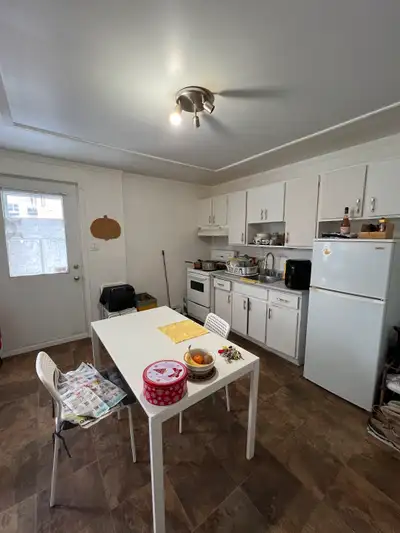 Beau grand 2 1/2 loft air ouverte, Montcalm, Juillet