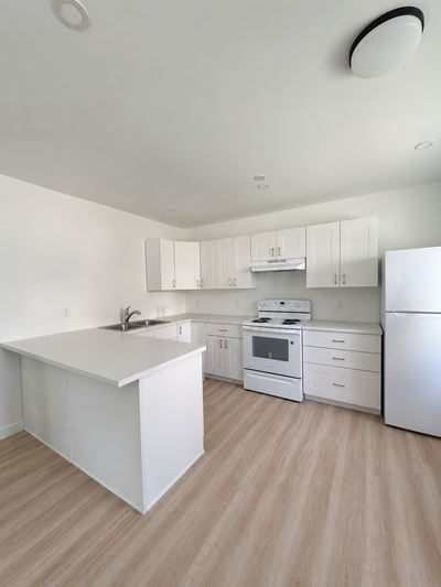NEWLY RENOVATED THREE-BEDROOM APARTMENT - 94B PLEASANT STREET HRM Registration #P202404418-001 Welco...