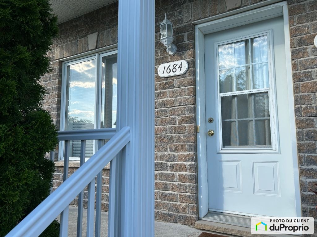 $813,000 - Triplex for sale in St-Hyacinthe — photo 2