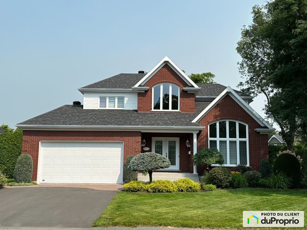 $679,000 - 2 Storey for sale in Victoriaville — photo 1