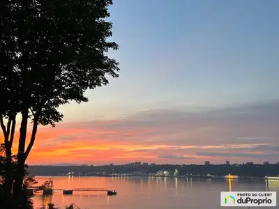 Vue sur le fleuve - occasion en or Ce terrain (avec duplex) de plus de 21 000 pc offre une vue hallu...