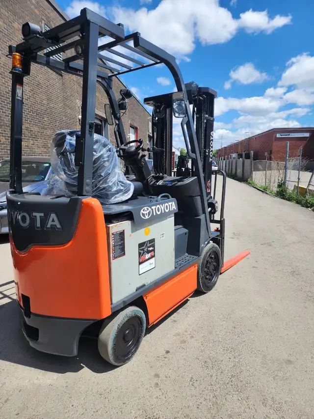 2015TOYOTA 5000LB ELECTRIC FORKLIFT 3 STAGE SIDE-SHIFT CERTIFIED in Heavy Equipment in Mississauga / Peel Region - Image 4