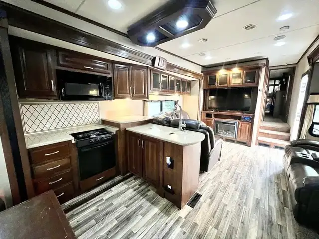 2014 GRAND DESIGN SOLITUDE (FINANCING AVAILABLE) in Travel Trailers & Campers in Kelowna - Image 6
