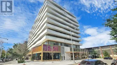Enjoy "Penthouse Living" in this unobstructed panoramic city views from this bright and spacious 1-b...
