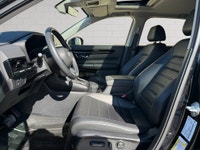 CLEAN CARFAX. CONFIDENCE MEETS CONVENIENCE Elevate your daily drive with this stylish and versatile... (image 9)