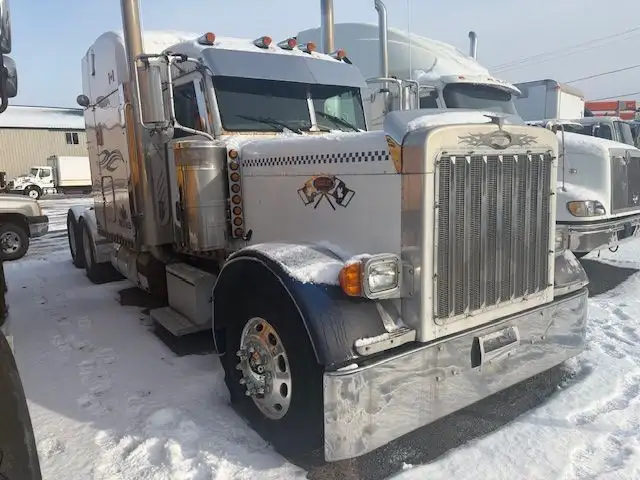 2005 PETERBILT 379 in Heavy Trucks in Ottawa - Image 3