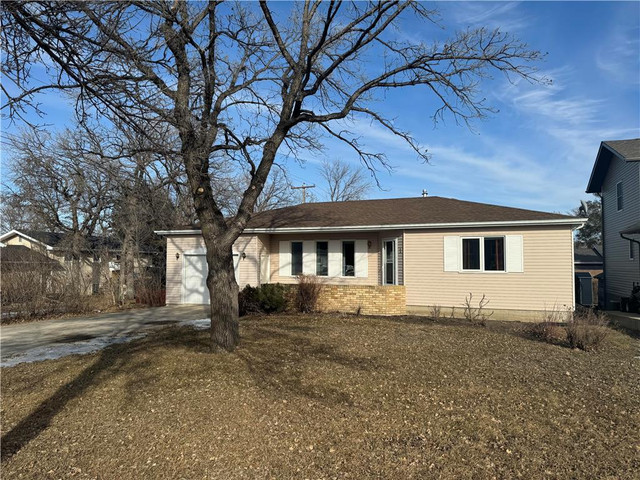 1 Amber Bay Morden, Manitoba in Houses for Sale in Portage la Prairie