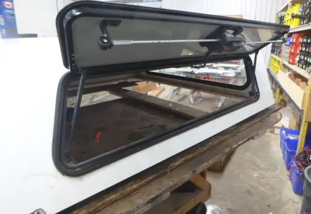 2020 - 2026 Chevrolet Silverado HD 2500/3500 6'9 White Truck Cap in Other Parts & Accessories in Kitchener / Waterloo - Image 2