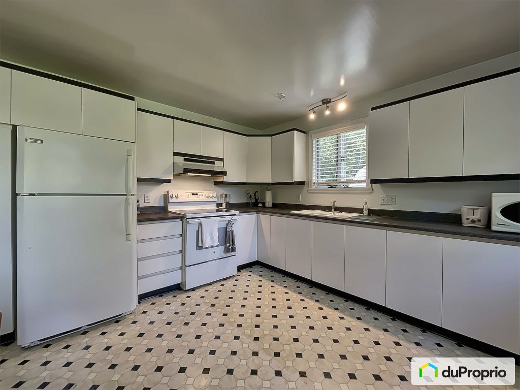 $284,900 - Bungalow for sale in St-Paulin — photo 2