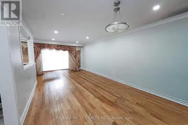 812 Kennedy Road Toronto (Ionview), Ontario, photo 2 of 4