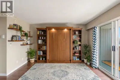 Click brochure link for more details** Welcome to this charming, well-maintained studio apartment in...