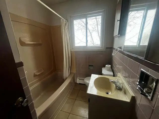 Quiet & Quaint 2 Bedroom Apartment — Steps to River~ in Long Term Rentals in Sarnia - Image 14